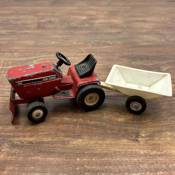 ERTL 1/16 International 682 Cub‎ Cadet Lawn & Garden Tractor W/ Blade & Trailer - Picture 1 of 14